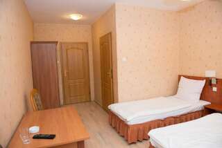 Отель Hotel Borowianka Острув-Велькопольски Двухместный номер эконом-класса с 2 отдельными кроватями-2